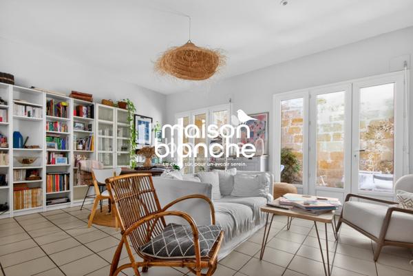 DUPLEX AVEC COUR A CIEL OUVERT DANS PETITE COPRO