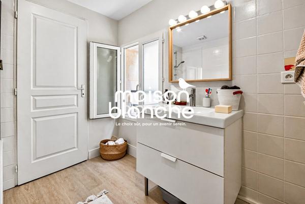 DUPLEX AVEC COUR A CIEL OUVERT DANS PETITE COPRO