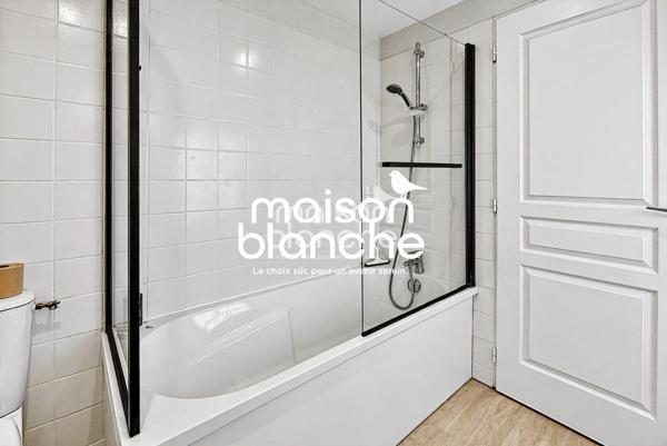 DUPLEX AVEC COUR A CIEL OUVERT DANS PETITE COPRO