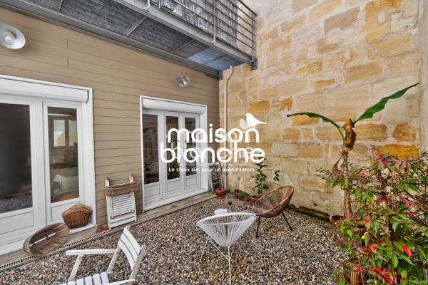 DUPLEX AVEC COUR A CIEL OUVERT DANS PETITE COPRO