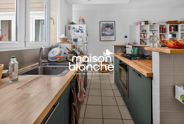 DUPLEX AVEC COUR A CIEL OUVERT DANS PETITE COPRO
