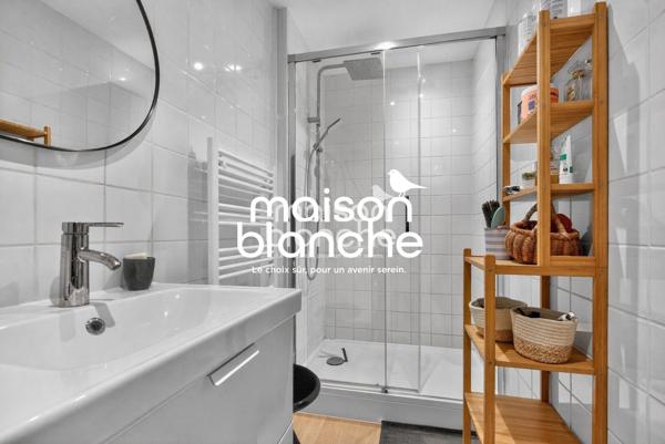 DUPLEX AVEC COUR A CIEL OUVERT DANS PETITE COPRO