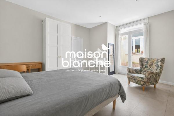 DUPLEX AVEC COUR A CIEL OUVERT DANS PETITE COPRO