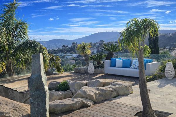 Hyères (83400) HYERES - MAGNIFIQUE MAISON EN POSITION DOMINANTE - VUE PANORAMIQUE - PISCINE AVEC CASCADE