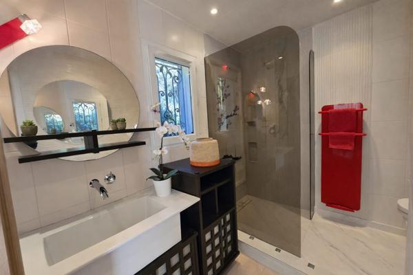 Hyères (83400) HYERES - MAGNIFIQUE MAISON EN POSITION DOMINANTE - VUE PANORAMIQUE - PISCINE AVEC CASCADE