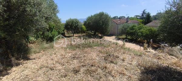 Au calme absolu, dans un secteur résidentiel recherché, venez découvrir ce magnifique terrain à bâtir de 530 m² en position dominante. Sa belle orientation et son environnement privilégié en font un emplacement idéal pour réaliser la maison de vos rêves.
Libre constructeur, il vous offre une totale liberté dans la conception de votre projet. Proche des commodités, des écoles et des accès principaux, ce terrain réunit tous les atouts pour une qualité de vie exceptionnelle.
Une opportunité rare sur le secteur !