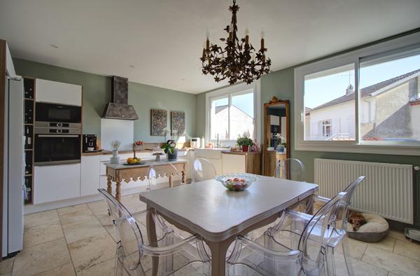 AGEN Quartier Palissy - Maison de ville de 142m² avec 3 chambres, garage, 2 balcons et une terrasse en bois.