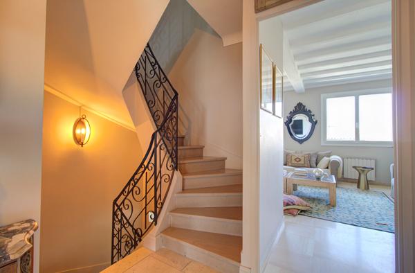 AGEN Quartier Palissy - Maison de ville de 142m² avec 3 chambres, garage, 2 balcons et une terrasse en bois.