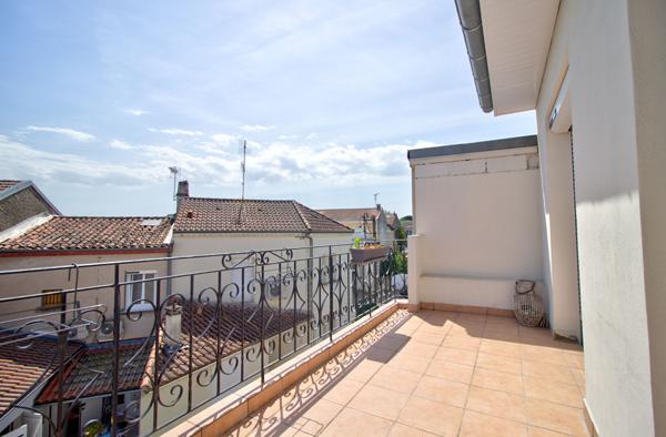 AGEN Quartier Palissy - Maison de ville de 142m² avec 3 chambres, garage, 2 balcons et une terrasse en bois.