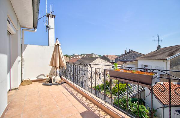 AGEN Quartier Palissy - Maison de ville de 142m² avec 3 chambres, garage, 2 balcons et une terrasse en bois.