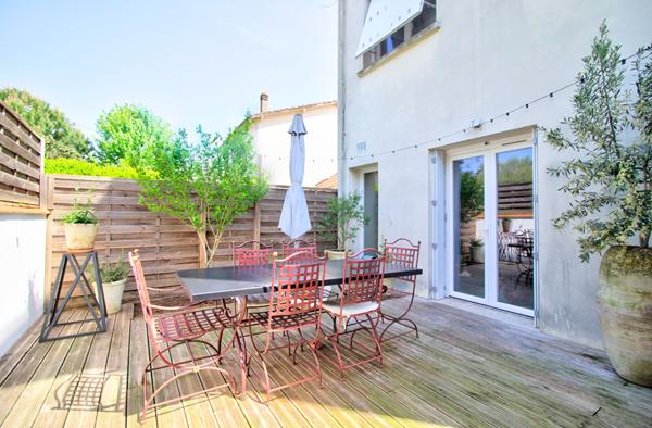 AGEN Quartier Palissy - Maison de ville de 142m² avec 3 chambres, garage, 2 balcons et une terrasse en bois.