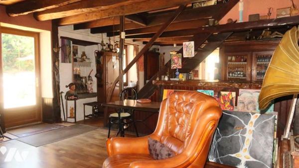 TERVAL, SUR PLUS DE 3 HECTARES, MAISON DE CAMPAGNE COMPRENANT UN PLAN D'EAU, UN BOIS ET UNE PRAIRIE.