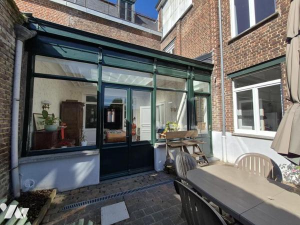 Maison bourgeoise avec jardin et grand garage – un bien rare en centre-ville