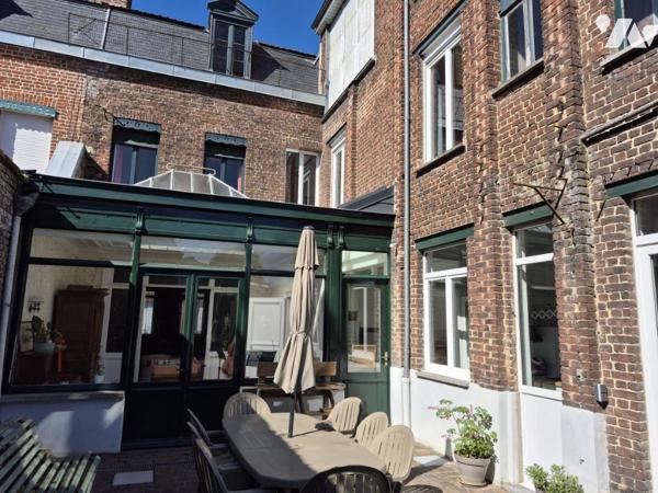 Maison bourgeoise avec jardin et grand garage – un bien rare en centre-ville