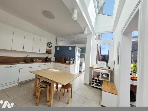 Maison bourgeoise avec jardin et grand garage – un bien rare en centre-ville