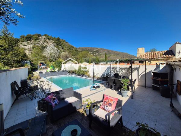 Maison de village avec jardin, piscine et appartement indépendant.