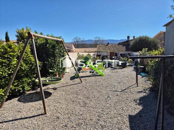 Maison de village avec jardin, piscine et appartement indépendant.