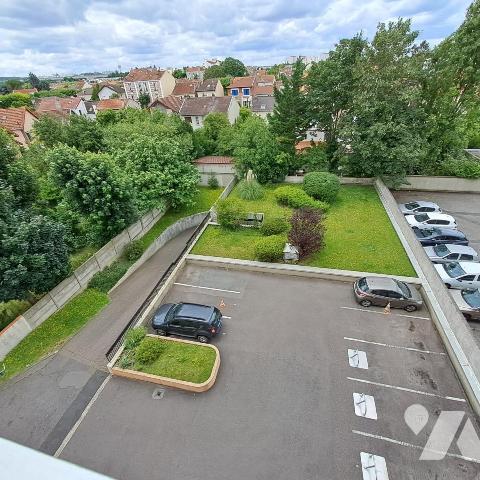 Sur la commune de BONDY (Seine Saint Denis) Appartement en RDC (ex local médical) de 3PP et réserve