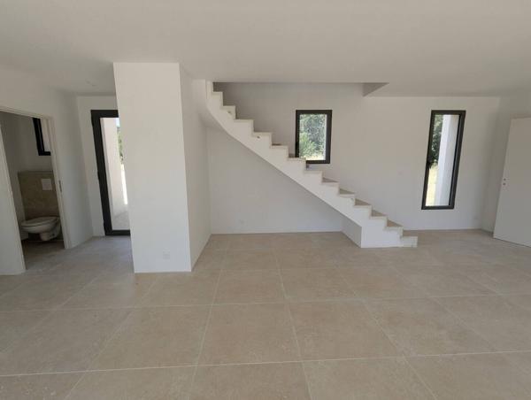 LOURMARIN: Villa neuve prestations haut de gamme