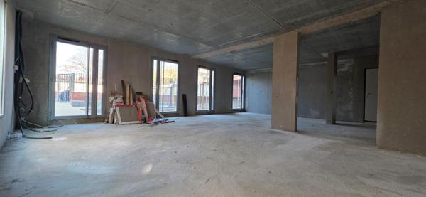 GENAS CENTRE secteur HALLE DU MARCHE - Local professionnel brut de 67.89 m² dans résidence neuve