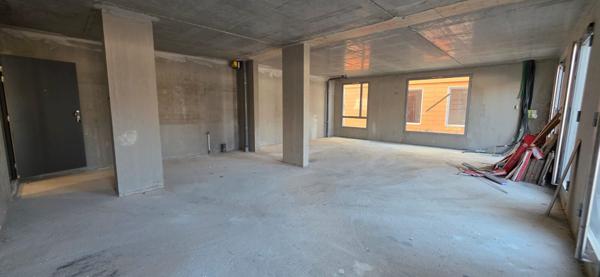 GENAS CENTRE secteur HALLE DU MARCHE - Local professionnel brut de 67.89 m² dans résidence neuve