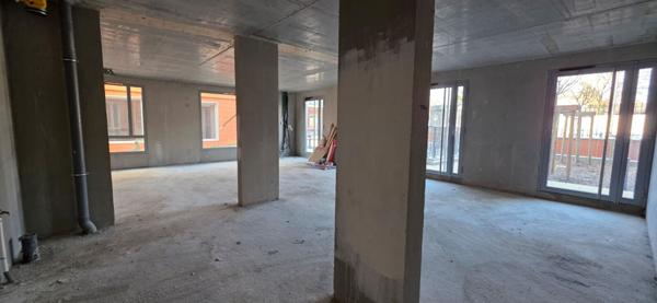 GENAS CENTRE secteur HALLE DU MARCHE - Local professionnel brut de 67.89 m² dans résidence neuve