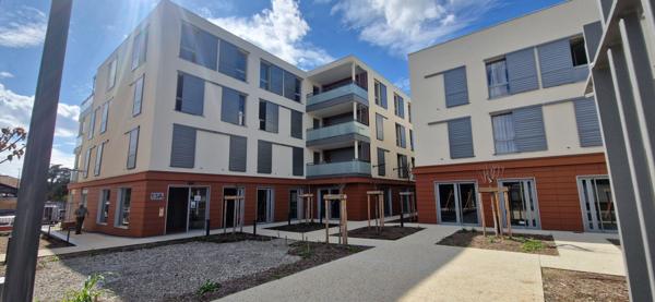 GENAS CENTRE secteur HALLE DU MARCHE - Local professionnel brut de 67.89 m² dans résidence neuve