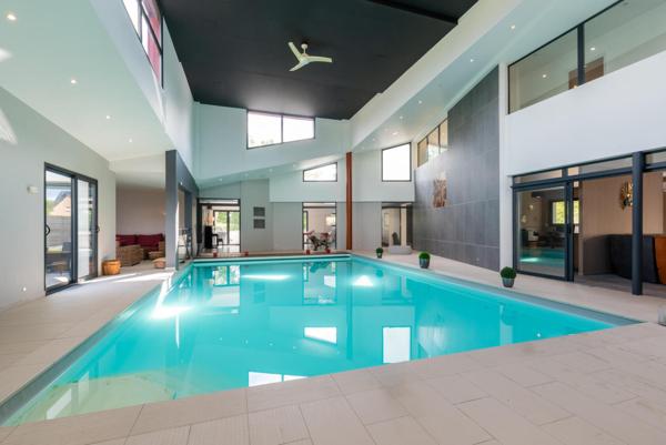 Villa d’architecte avec piscine intérieure aux portes de Rennes