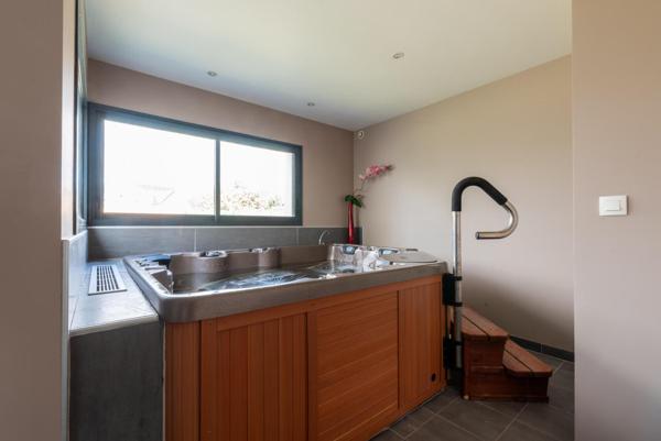 Villa d’architecte avec piscine intérieure aux portes de Rennes