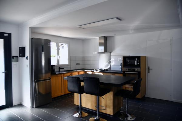 Maison avec piscine, grand séjour et jardin – Jonquières-Saint-Vincent