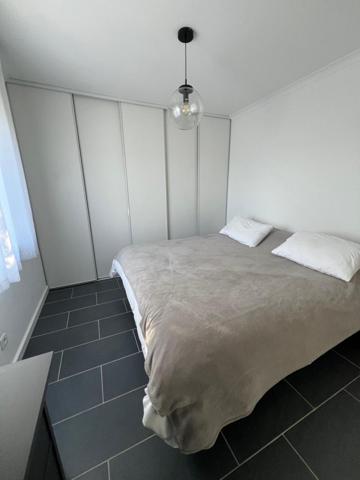 Maison avec piscine, grand séjour et jardin – Jonquières-Saint-Vincent