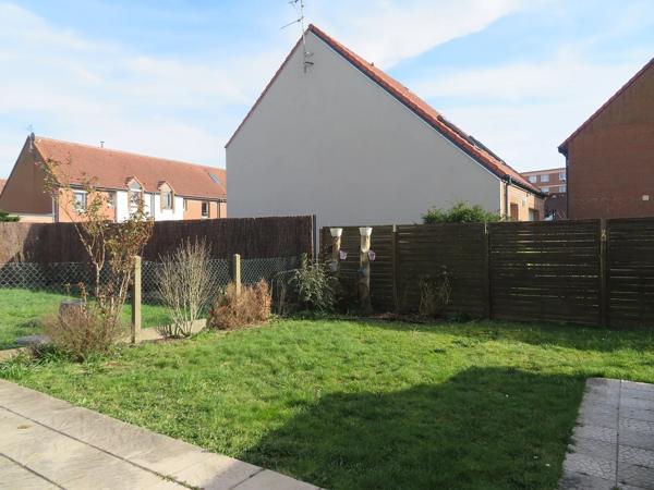 Située à proximité de LOMME Bourg, je suis une agréable maison de 86M² habitable sur un terrain de 236M² comprenant a…