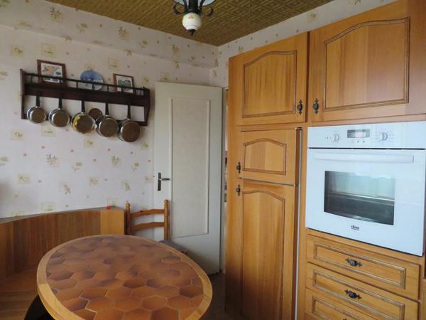 Située à proximité de LOMME Bourg, je suis une agréable maison de 86M² habitable sur un terrain de 236M² comprenant a…