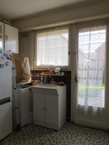 Située à proximité de LOMME Bourg, je suis une agréable maison de 86M² habitable sur un terrain de 236M² comprenant a…