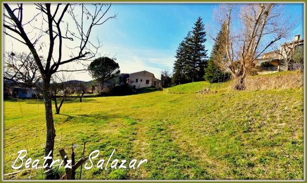 A vendre à Digne-les-Bains très beau terrain à construire de 805 m2, une très belle exposition, une très belle vue