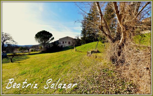 A vendre à Digne-les-Bains très beau terrain à construire de 805 m2, une très belle exposition, une très belle vue