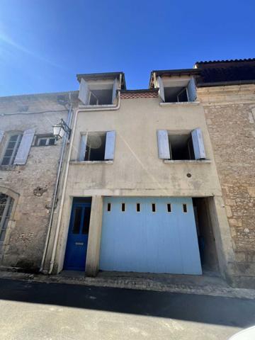 Maison ancienne - Le bugue MAISON DE VILLE (135 M²) SUR 3 NIVEAUX DANS LA VIBRANTE BOURGADE RIVERAINE DU BUGUE – TOUT SE FAIT À PIED ! NÉCESSITE UNE RÉNOVATION COMPLÈTE, AVEC UN SUPERBE POTENTIEL. PF90329