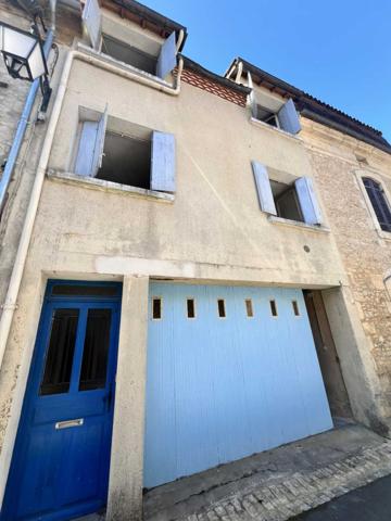 Maison ancienne - Le bugue MAISON DE VILLE (135 M²) SUR 3 NIVEAUX DANS LA VIBRANTE BOURGADE RIVERAINE DU BUGUE – TOUT SE FAIT À PIED ! NÉCESSITE UNE RÉNOVATION COMPLÈTE, AVEC UN SUPERBE POTENTIEL. PF90329