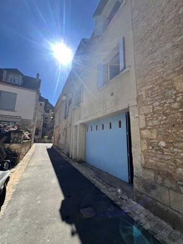 Maison ancienne - Le bugue MAISON DE VILLE (135 M²) SUR 3 NIVEAUX DANS LA VIBRANTE BOURGADE RIVERAINE DU BUGUE – TOUT SE FAIT À PIED ! NÉCESSITE UNE RÉNOVATION COMPLÈTE, AVEC UN SUPERBE POTENTIEL. PF90329