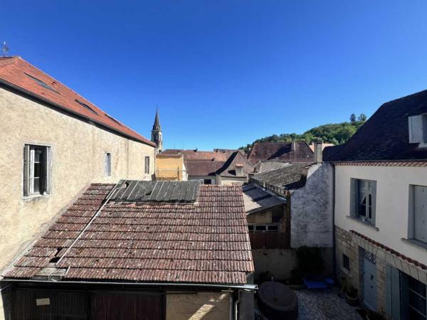 Maison ancienne - Le bugue MAISON DE VILLE (135 M²) SUR 3 NIVEAUX DANS LA VIBRANTE BOURGADE RIVERAINE DU BUGUE – TOUT SE FAIT À PIED ! NÉCESSITE UNE RÉNOVATION COMPLÈTE, AVEC UN SUPERBE POTENTIEL. PF90329