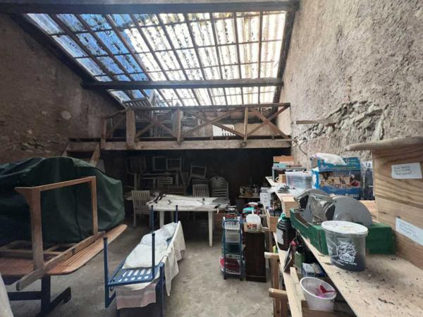 Maison ancienne - Le bugue MAISON DE VILLE (135 M²) SUR 3 NIVEAUX DANS LA VIBRANTE BOURGADE RIVERAINE DU BUGUE – TOUT SE FAIT À PIED ! NÉCESSITE UNE RÉNOVATION COMPLÈTE, AVEC UN SUPERBE POTENTIEL. PF90329