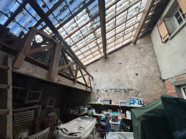 Maison ancienne - Le bugue MAISON DE VILLE (135 M²) SUR 3 NIVEAUX DANS LA VIBRANTE BOURGADE RIVERAINE DU BUGUE – TOUT SE FAIT À PIED ! NÉCESSITE UNE RÉNOVATION COMPLÈTE, AVEC UN SUPERBE POTENTIEL. PF90329