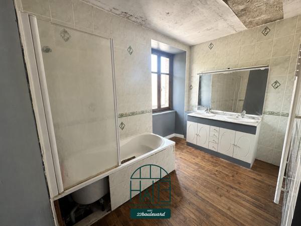Maison
         8 pièces
        - 256 m² 124 900 € *