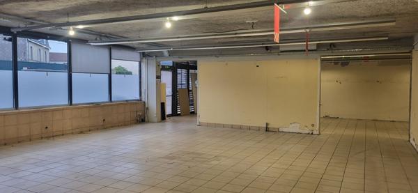 Local Commercial
         5 pièces
        - 150 m²