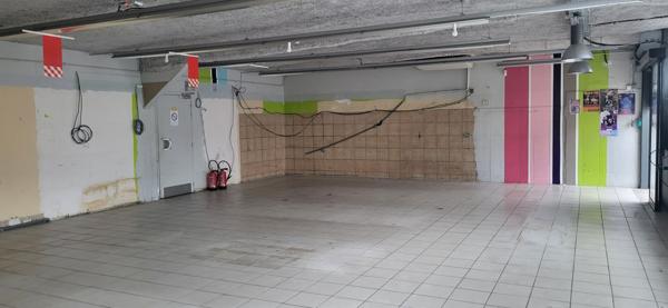 Local Commercial
         5 pièces
        - 150 m²