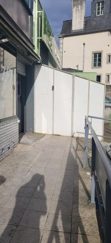 Local Commercial
         5 pièces
        - 150 m²