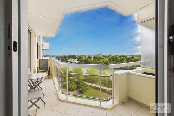 Vue SEINE, ÎLE DE LA JATTE et TOUR EIFFEL. Balcon, cave et parking.