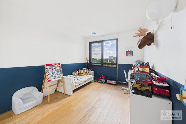 Vue SEINE, ÎLE DE LA JATTE et TOUR EIFFEL. Balcon, cave et parking.