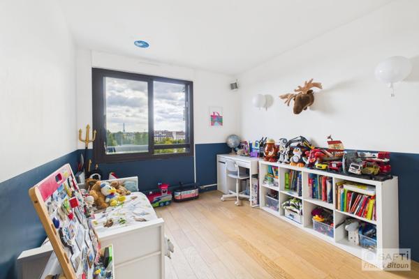 Vue SEINE, ÎLE DE LA JATTE et TOUR EIFFEL. Balcon, cave et parking.
