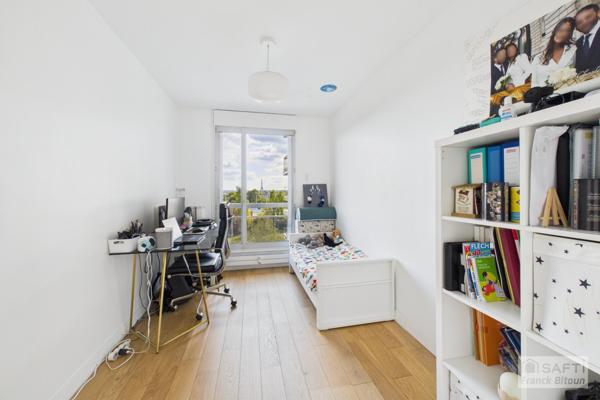 Vue SEINE, ÎLE DE LA JATTE et TOUR EIFFEL. Balcon, cave et parking.